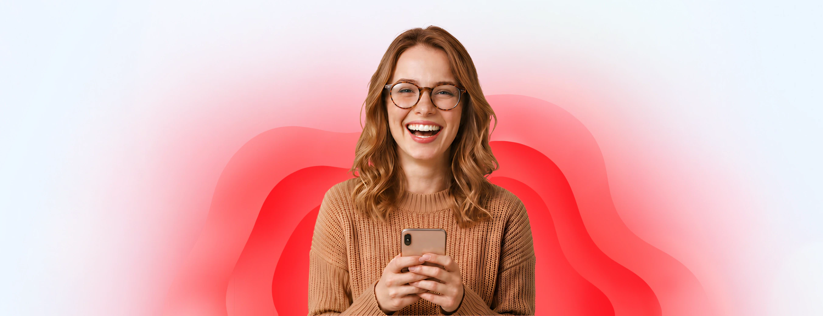 Nasmejana žena drži telefon